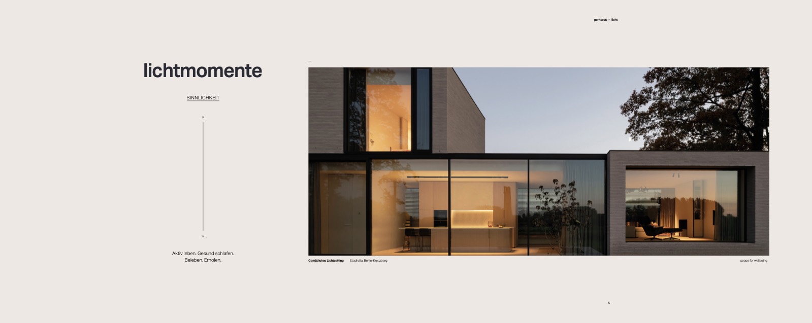 Doppelseite „lichtmomente“: ein Wohnhaus mit großen Fenstern im Abendlicht.