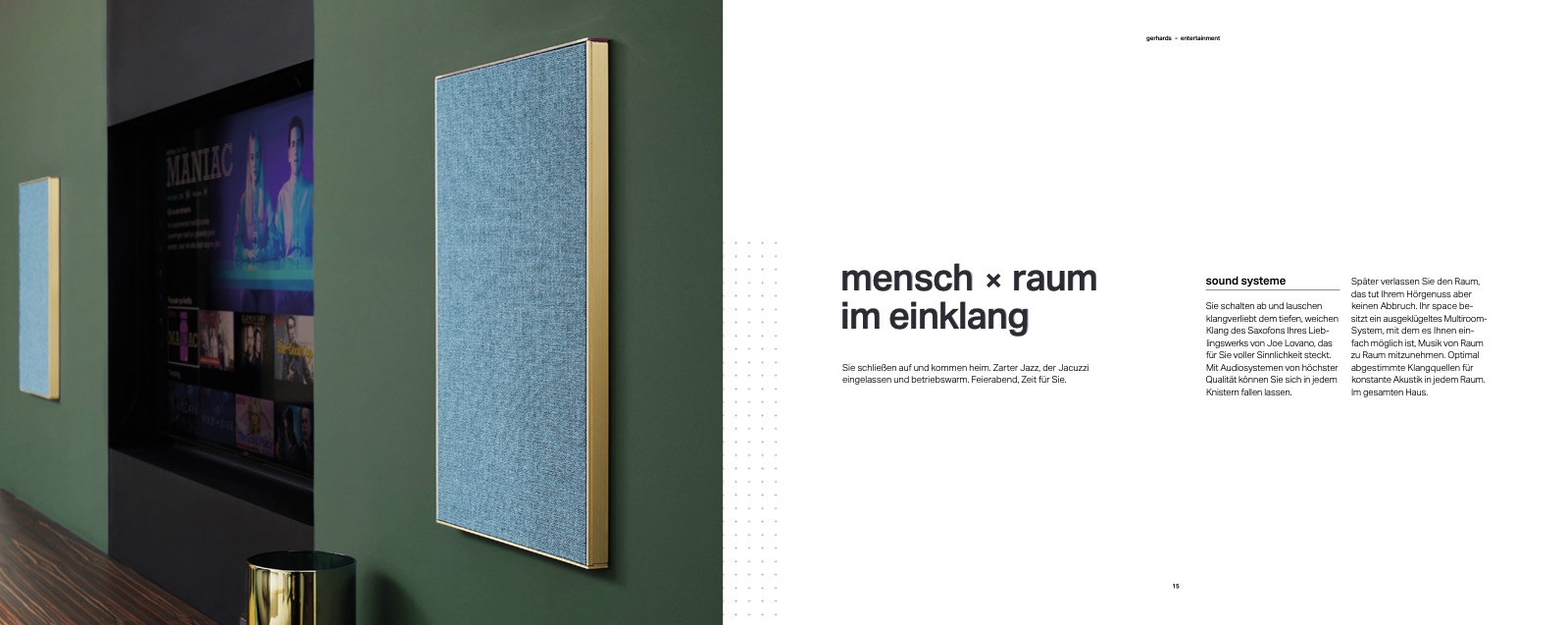 Doppelseite „mensch + raum im einklang“: ein Wandpaneel in einem Wohnraum mit dunkelgrüner Wand.